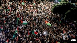 Demonstran berkumpul di luar markas kedutaan Israel di Amman, 18 Oktober 2023 untuk menunjukkan solidaritas terhadap warga Palestina di Jalur Gaza. (Khalil MAZRAAWI/AFP)