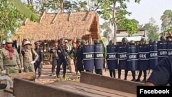 រូបភាពដកស្រង់ពីបណ្តាញសង្គមរបស់​អង្គការលីកាដូបង្ហាញការតទល់គ្នារវាង​មន្ត្រី​មាន​សមត្ថកិច្ច​និង​ពលរដ្ឋ​នៅឃុំស្រយង់ ស្រុកគូលែន ខេត្តព្រះវិហារ។ (Facebook/LICADHO)