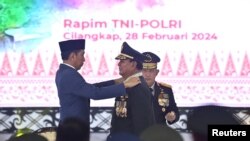 Presiden Indonesia Joko Widodo memberikan gelar kehormatan bintang empat kepada Menteri Pertahanan dan calon presiden Prabowo Subianto, didampingi Kapolri Listyo Sigit Prabowo di Mabes TNI di Jakarta, 28 Februari 2024. (Antara Foto/Sigid Kurniawan/ via REUTERS)