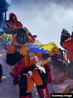 Tomislav Cvitanušić na vrhu Everesta. (lična arhiva)