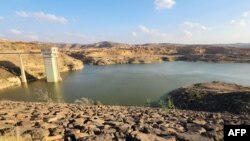 Les précipitations extrêmes de la tempête Daniel, de la force d'un ouragan, ont provoqué la rupture de deux barrages en amont dans l'est de la Libye, provoquant des inondations qui ont été comparées à un tsunami s'abattant sur le centre de Derna. (Photo de Mahmud Turkia / AFP)