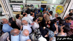 مردم در صف مرغ