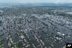 Rumah-rumah terendam di kota Oleshky, Ukraina, 10 Juni 2023, akibat penghancuran Bendungan Kakhovka pada Juni , di Sungai Dnipro di Ukraina. (Foto: AP)