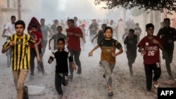 G'azo janubidagi Rafa shahrida Isroil bombalaridan qochayotgan bolalar, 6-noyabr, 2023 