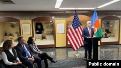 ABŞ səfiri Mark Libbi and içir (Arxiv foto. Mənbə: ABŞ səfirliyi)