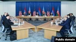 Ceyhun Bayramov, Antoni Blinken və Ararat Mirzoyan (Mənbə: Azərbaycan Xarici İşlər Nazirliyi)