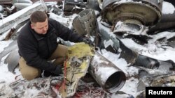 지난 1월 우크라이나 하르키우에서 검찰 관계자가 러시아가 사용한 북한제 미사일로 추정되는 미사일 잔해를 공개했다.