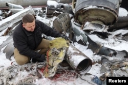 6일 우크라이나 하르키우에서 검찰 관계자가 러시아가 사용한 북한제 미사일로 추정되는 미사일 잔해를 공개했다.