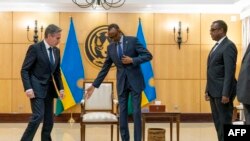 Secrétaire d'Etat ya Etats-Unis, Antony Blinken (G) akutani na mokonzi ya Rwanda Paul Kagame na Kigali, 11 ya sanza ya mwambe 2022.