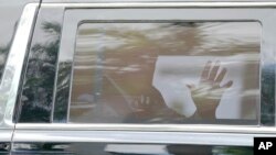 Donald Tramp tarafdorlari oldidan o'tayotgan paytda olingan surat, Mayami, Florida, 13-iyun, 2023 