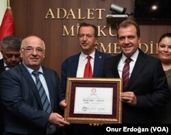 Vahap Seçer 2019 seçimlerinde en yakın rakibi Hamit Tuna’nın itirazı sonrasında mazbatasını bir hafta gecikmeli almıştı.