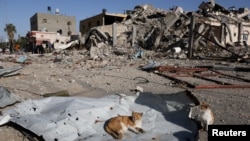 Rumah-rumah yang hancur akibat serangan Israel selama konflik, di tengah gencatan senjata sementara antara Hamas dan Israel, di Khan Younis di selatan Jalur Gaza, 24 November 2023. (Foto: REUTERS/Ibraheem Abu Mustafa)