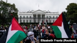 Pendukung Palestina berdemo dekat Gedung Putih di Washington di tengah konflik Israel -Hamas, Sabtu, 14 Oktober 2023. Presiden AS Joe Biden membahas konflik itu dengan PM Israel Benjamin Netanyahu dan Presiden Palestina Mahmoud Abbas via telepon. (Foto: Elizabeth Frantz/Reuters)