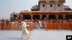 مودي د بابري جومات پر ځای جوړ شوی مندر پرانیست.