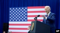 美国总统拜登在新罕布什尔州就家庭开支问题发表讲话。（2024年3月11日）