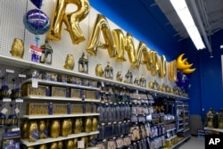 Dekorasi Ramadan di toko Party City di Dearborn, Michigan, 23 Maret 2023. (Foto: AP)