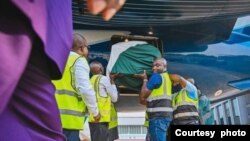 Lokacin da ake sauke gawar tsohon gwamnan jihar Ondo, Rotimi Akeredolu a filin tashin jirage na Murtala Muhammad da ke Legas (Hoto: Facebook/Gwamnatin Ondo)