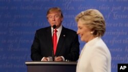 Donald Trump i Hillary Clinton tokom debate u kampanji 2016. (Foto: AP/David Goldman)
