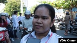 យុវតី មាស ម៉ុនច័ន្ទម៉ូនីតា អាយុ១៧ឆ្នាំ សិស្សថ្នាក់ទី១២​ ផ្តល់​បទ​សម្ភាស​ដល់​វីអូអេ នៅ​រាជធានី​ភ្នំពេញ នៅថ្ងៃ​ទី៦ ខែវិច្ឆិកា ឆ្នាំ២០២៣។ (ស៊ឹម​ ចាន់​សំណាង/វីអូអេ)