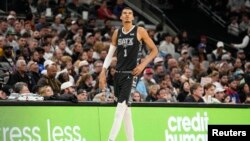 Victor Wembanyama de San Antonio lors du matche des Spurs contre les Los Angeles Clippers, USA, le 23 novembre 2023.