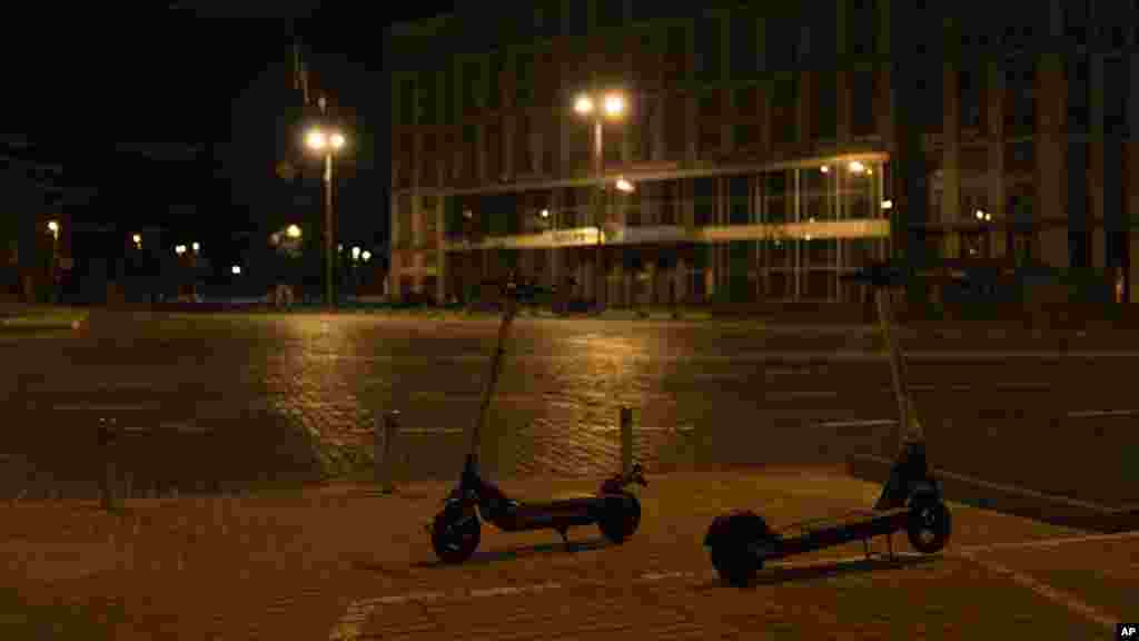 კიევის ცენტრი ღამით. ხალხისგან დაცლილი ქუჩები და მიტოვებული ელექტრო-სკუტერები.