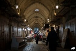 แฟ้มภาพ -- ชาวปาเลสไตน์ในตลาดท้องถิ่น ไม่กีวันก่อนเดือนรอมฎอนจะเริ่มขึ้นในพื้นที่เมืองเก่า ของนครเยรูซาเลม เมื่อ 7 มี.ค. 2567