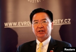 台湾外交部长吴钊燮在访问捷克期间在布拉格举行的“欧洲价值峰会”上发表讲话。（2023年6月14日）