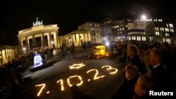 مردم به خاطر یابود از قربانیان حمله هفتم اکتوبر حماس در مقابل دروازه براندنبورگ، برلین، المان، (تصویر از آرشیف صدای امریکا)