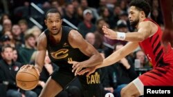 Evan Mobley (4) de Cleveland dribble Skylar Mays (5) de Portland, USA , le 15 novembre 2023. 