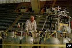 FILE - American balloonist Steve Fossett inspects his craft, the Solo Spirit, at the Malvinas soccer stadium in Mendoza, Argentina, Aug., 7, 1998.
