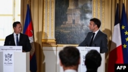 ប្រធានាធិបតីបារាំងលោក Emmanuel Macron និងនាយករដ្ឋមន្ត្រីកម្ពុជាលោក ហ៊ុន ម៉ាណែត ធ្វើ​សន្និសីទ​សារព័ត៌មាន​រួមគ្នា​មួយ ​នៅវិមាន​ប្រធានាធិបតី Elysee ក្នុងទីក្រុងប៉ារីស ប្រទេសបារាំង កាលពីថ្ងៃទី១៨ ខែមករា ឆ្នាំ២០២៤។ 