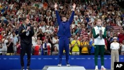 From left, Italy's Gregorio Paltrinieri, the United States' Bobby Finke and Ireland's Daniel Wiffen stand on the winner's podium for the men's 1500-meter freestyle final at the Summer Olympics in Nanterre, France, Aug. 4, 2024.