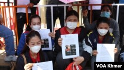 ក្រុមកូដករណាហ្គាវើល៍៤នាក់ ដែលត្រូវបានបញ្ឈប់ការងារកាលពីពេលថ្មីៗនេះ។(ស៊ឹម ចាន់សំណាង/វីអូអេ)