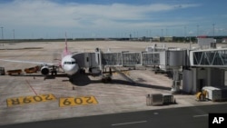 យន្តហោះមួយគ្រឿងសំចតនៅក្នុង​អាកាសយានដ្ឋានអន្តរជាតិអង្គរសៀមរាប នៅខេត្តសៀមរាប កាលពីថ្ងៃទី ១៦ ខែវិច្ឆិកា ឆ្នាំ២០២៣។