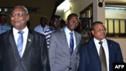 Après trois jours de garde à vue, Crépin Mboli Goumba (centre) comparaissait devant une chambre du tribunal de grande instance de Bangui.