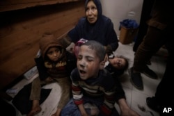 Anak-anak Palestina yang terluka dalam serangan Israel dirawat di sebuah rumah sakit di kota Khan Younis, Jalur Gaza selatan, Jumat 12 Januari 2024.