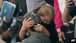 Seorang kerabat memeluk seorang pekerja migran Thailand yang berhasil dievakuasi dari Israel, saat para pekerja migran tiba di Bandara Internasional Suvarnabhumi di Provinsi Samut Prakarn, Thailand, 12 Oktober 2023 (Foto: Sakchai Lalit/AP Photo). 