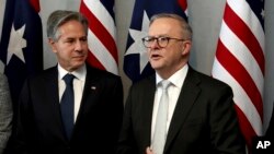 Australian Prime Minister Anthony Albanese, right, speaks with US Secretary of State Antony Blinken in Brisbane, Australia, July 28, 2023. 