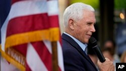 ອະ​ດີ​ດ​ຮອງ​ປະ​ທາ​ນາ​ທິ​ບໍ​ດີ ທ່ານ ໄມ​ຄ໌ ເພັນ​ສ໌ ກ່າວ​ຄຳ​ປາ​ໄສ​ຕໍ່​ປະ​ຊາ​ຊົນ​ໃນ​ທ້ອງ​ຖິ່ນ ໃນ​ລະ​ຫວ່າງ​ງານ​ພົບ​ປະ​ສົນ​ທະ​ນາ​ກັນ​ຢູ່​ເມືອງ ເດ ມ​ອຍ, ລັດ ໄອ​ໂອ​ວາ, 23 ພຶດ​ສະ​ພາ 2023.