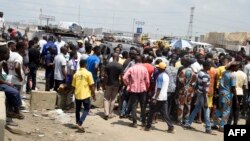 Une vidéo de l'attaque montre un homme titubant et tombant alors qu'une foule lui jette des pierres. (photo d'illustration)
