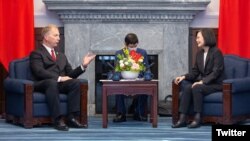 케빈 헌(왼쪽) 미 하원 '공화 연구위원회(RSC)' 위원장과 차이잉원(오른쪽) 타이완 총통이 4일 타이베이 시내 총통부에서 회동하고 있다. (차이잉원 타이완 총통 트위터)