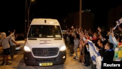 Njerëzit përshëndesin autokolonën e pengjeve të sapoliruara (26 nëntor 2023)