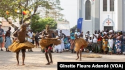Démonstration culturelle et culturelle devant le temple des pythons en face de la cathédrale de Ouidah, au Bénin, le 8 janvier 2024. (VOA/Ginette Fleure Adandé)