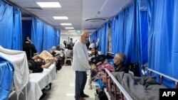 Wagonjwa na watu walopoteza makazi yao ngani ya hospitali ya Al Shifa Gaza City Nov. 10, 2023.