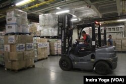 Bantuan berupa makanan, obat-obatan dan kebutuhan sehari-hari dikumpulkan oleh TNI AL di dalam Kapal KRI 992 dr. Radjiman Wedyodiningrat untuk disalurkan ke Palestina. (VOA/Indra Yoga)