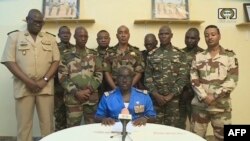 Le colonel-major Amadou Abdramane, entouré de neuf autres militaires nigériens en tenue.
