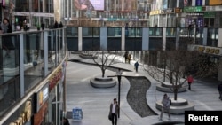 人们行走在北京的一个购物区。（2023年12月6日）