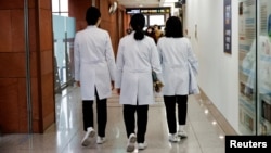 FILE - Pekerja medis di Rumah Sakit Severance, Seoul, Korea Selatan, 21 Februari 2024. (REUTERS/Kim Soo-hyeon0)