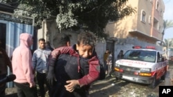 فلسطینی اسرائیلی بمباری میں زخمیوں کو غزہ کی پٹی میں رفح سے یکم دسمبر 2023 کو نکال رہے ہیں۔