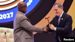 Rais wa Uganda Yoweri Museveni akikabidhiwa wadhifa wa uwenyekiti wa jumuiya hiyo